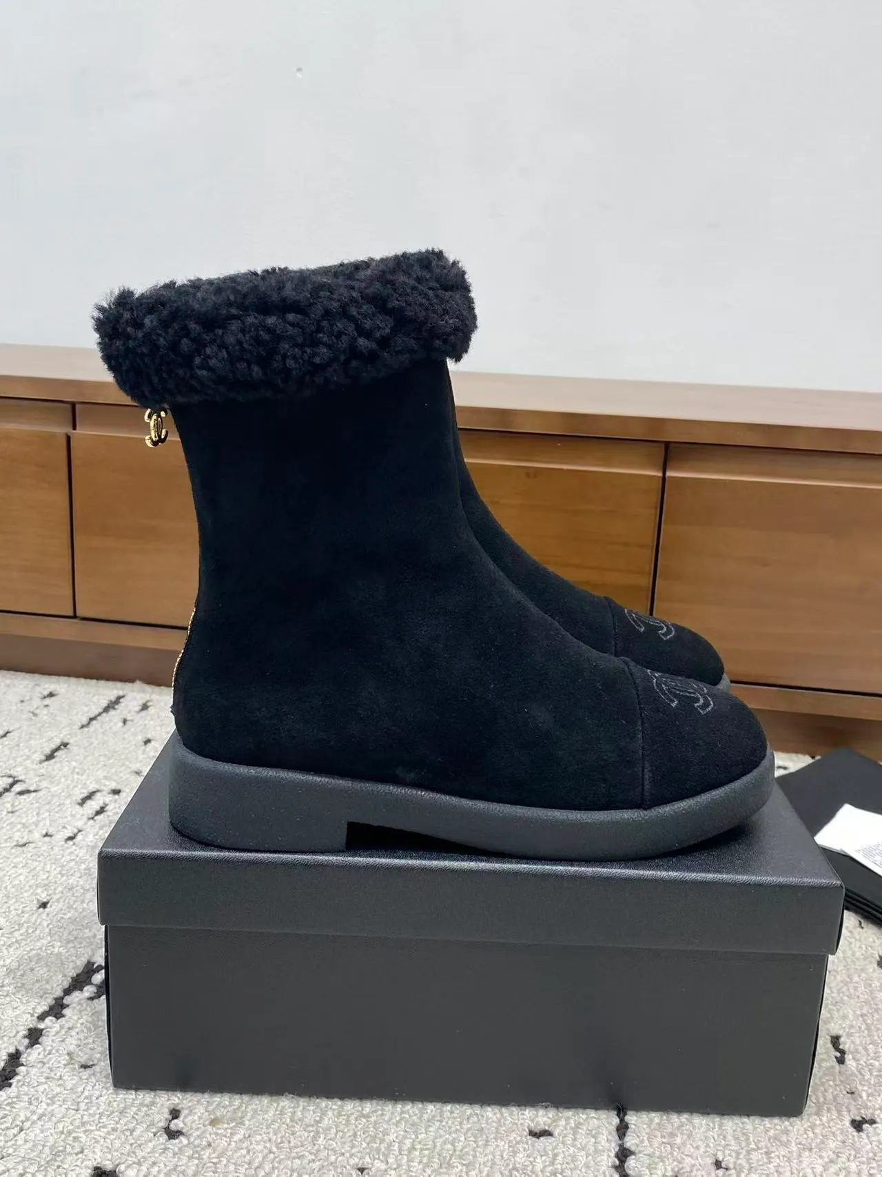 👟👟Ex-factory price 700👟👟 🍀Chanel 2025 autumn and winter furry snow boots. Chanel new autumn and winter genuine wool slippers and boots. Xiaoxiang’s 2025 autumn and winter most beautiful snow boots. Classic, beautiful and warm snow boots❤️Super warm! It's enough to have it this winter, it's really beautiful and fairy~ Materials and craftsmanship: The upper is made of custom sheepskin/wool/sheepskin, and the inner pads are all made of wool. It feels very soft and comfortable! The sole is the original TPU outsole Size: 35-39 (40.41 customized, non-refundable)